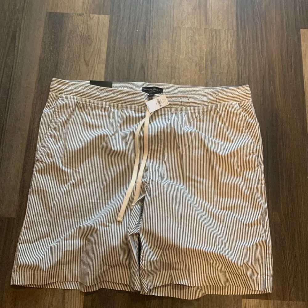 Banana‎ republic men’s deck shorts. NWT. Retail 76